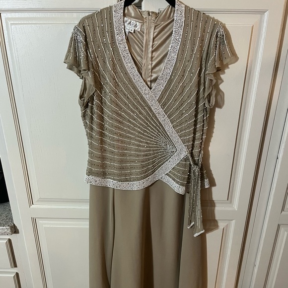 Jakara evening gown floor length worn once like new condition - Picture 1 of 3